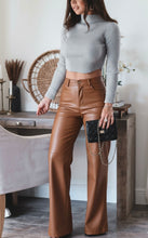 Charger l'image dans la galerie, pantalon droit femme en cuir
