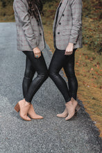 Charger l'image dans la galerie, pantalon legging en cuir